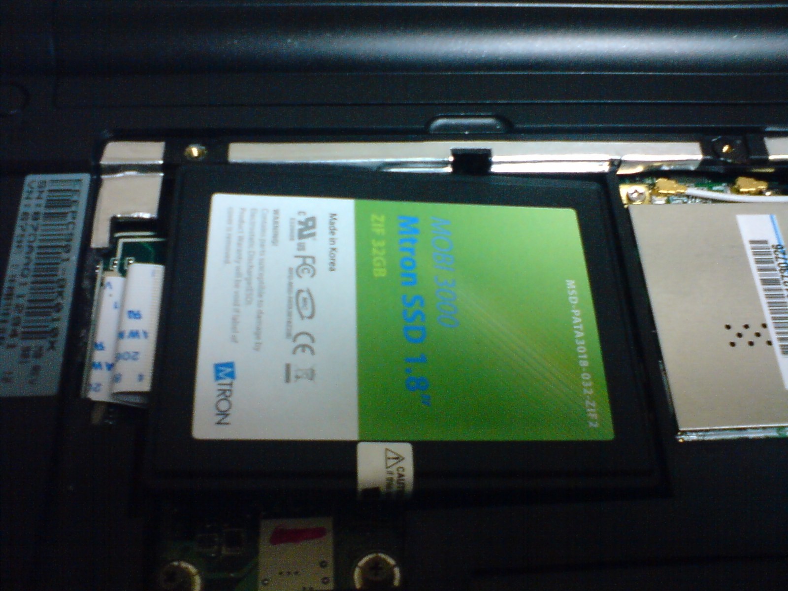 SSDを1.8 inchの場所に収納しました。