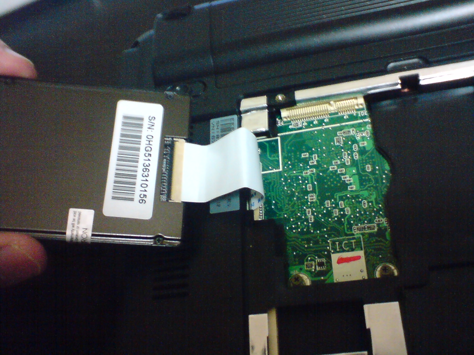 ZIFケーブルとコネクタ、SSDを接続。これらは非常にデリケートで壊れやすい部品らしいので、慎重に扱う必要があります。